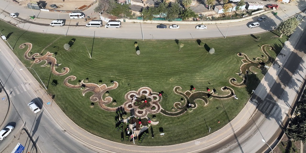 Kavşaklar 500 Bin Çiçekle Renklendi…