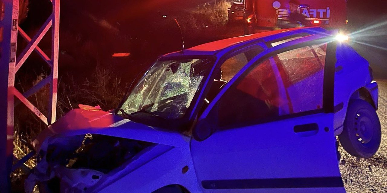 Afşin’de otomobil elektrik direğine çarptı: 1 yaralı 