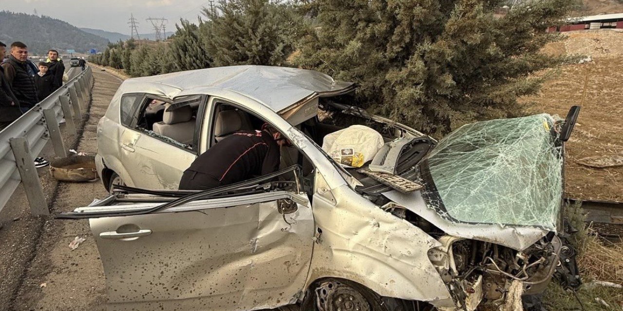 Kahramanmaraş’ta otomobil bariyerlere çarptı: 1’i ağır 2 yaralı