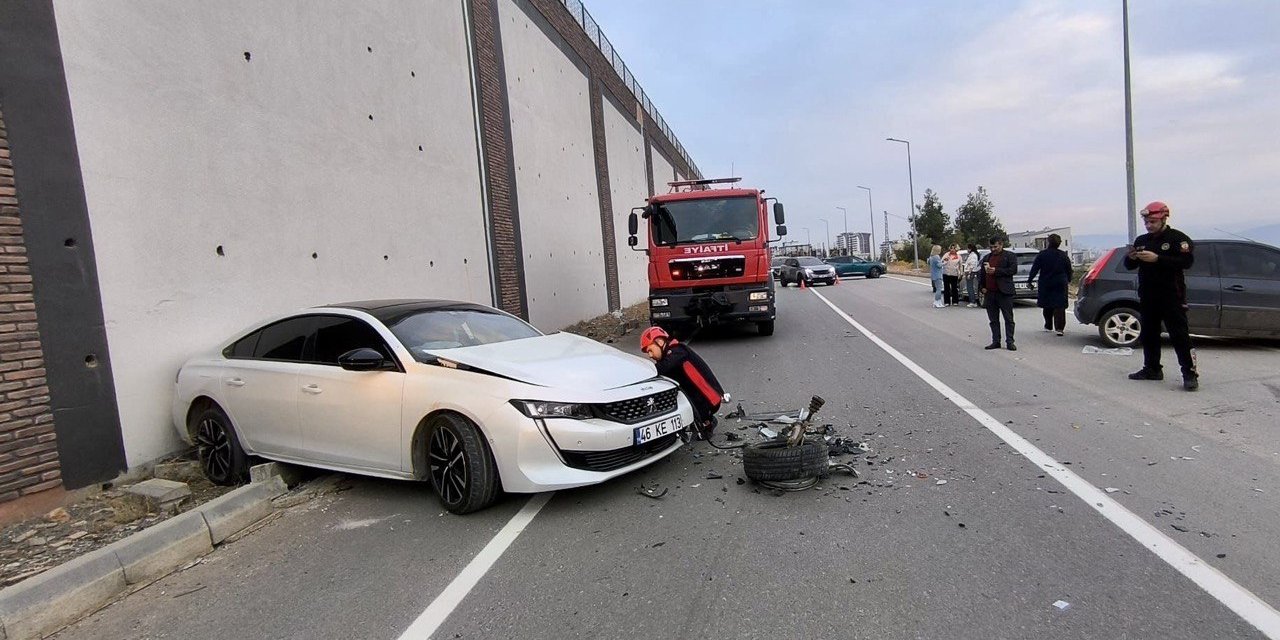 Kahramanmaraş’ta iki otomobil çarpıştı: 1’i ağır 2 yaralı