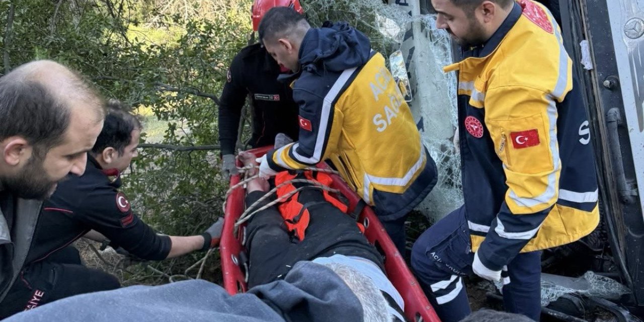 Kahramanmaraş’ta kamyon uçuruma yuvarlandı