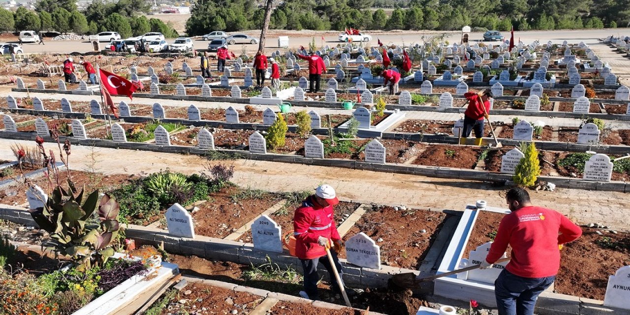 Mezarlıklarda Bakım ve Düzenleme Çalışmaları Sürüyor…