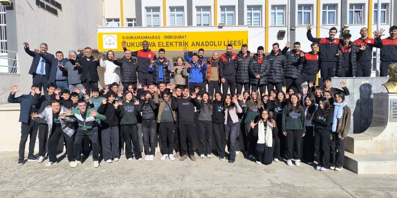 Onikişubat Belediyespor’un voleybolcuları, Kahramanmaraşlı gençlere ilham oluyor