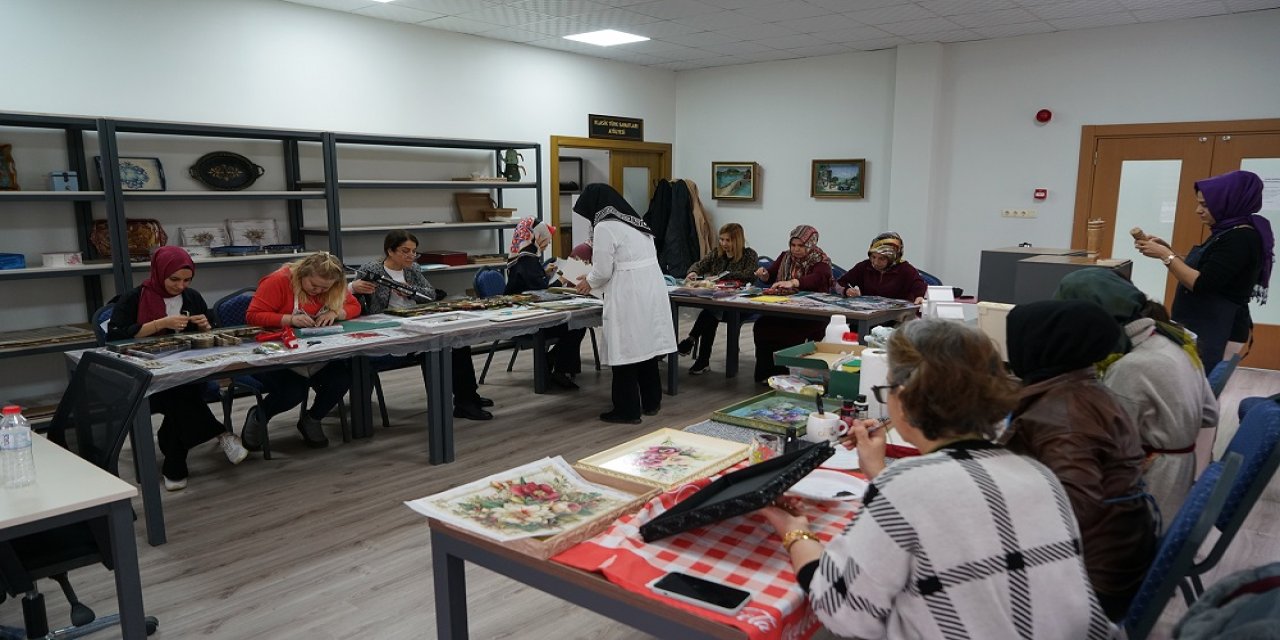 Kadınlar Atölyelerde Hayata Dokunuyor…
