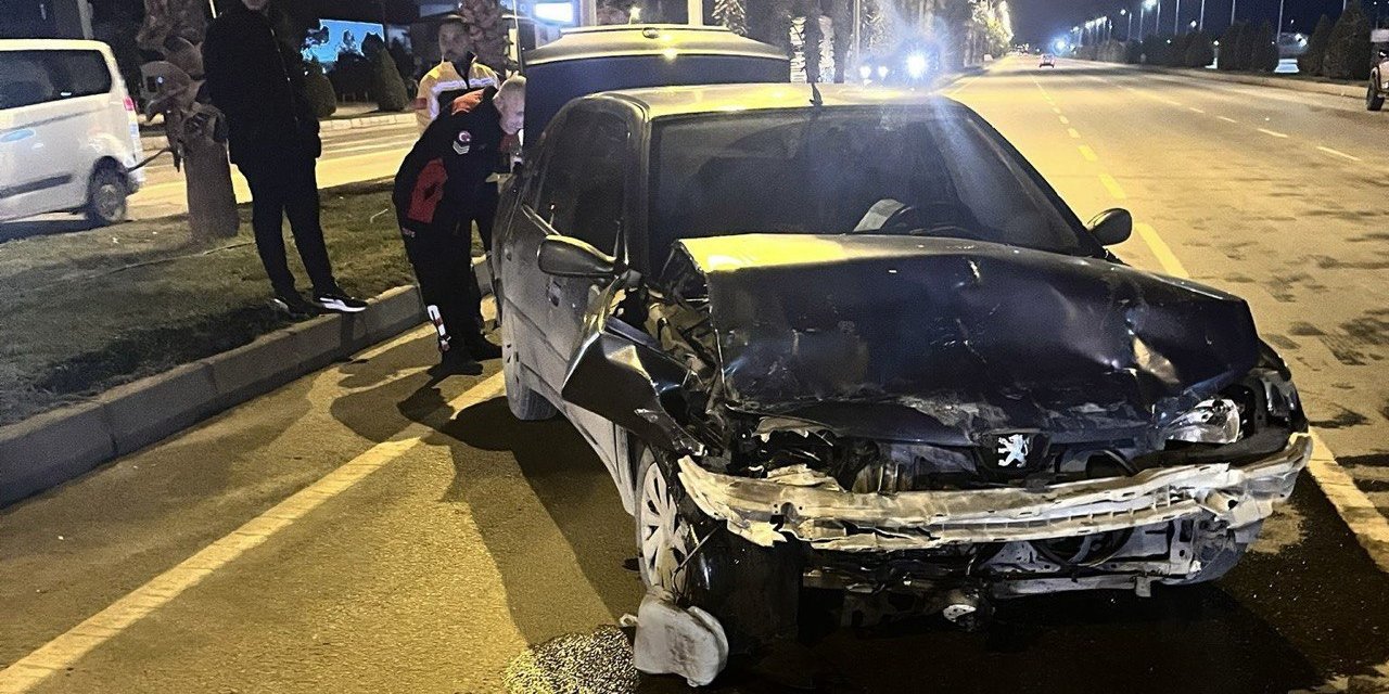 Kahramanmaraş’ta iki otomobil çarpıştı: 1’i ağır 4 yaralı 