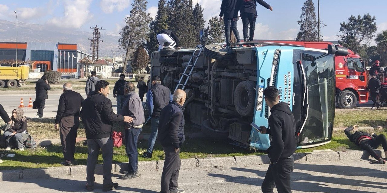 Kahramanmaraş’ta hafif ticari araç ile çarpışan halk otobüsü devrildi: 4 ağır yaralı