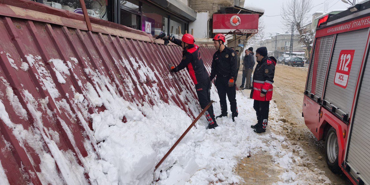 Kahramanmaraş’ta Karın Ağırlığı İşletme Sundurmasını Çökertti