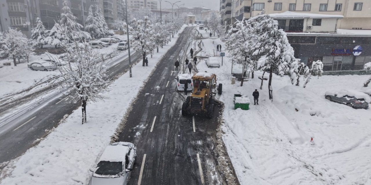 Yolları Ulaşıma Açık Tutmak İçin Ekipler Görev Başında…