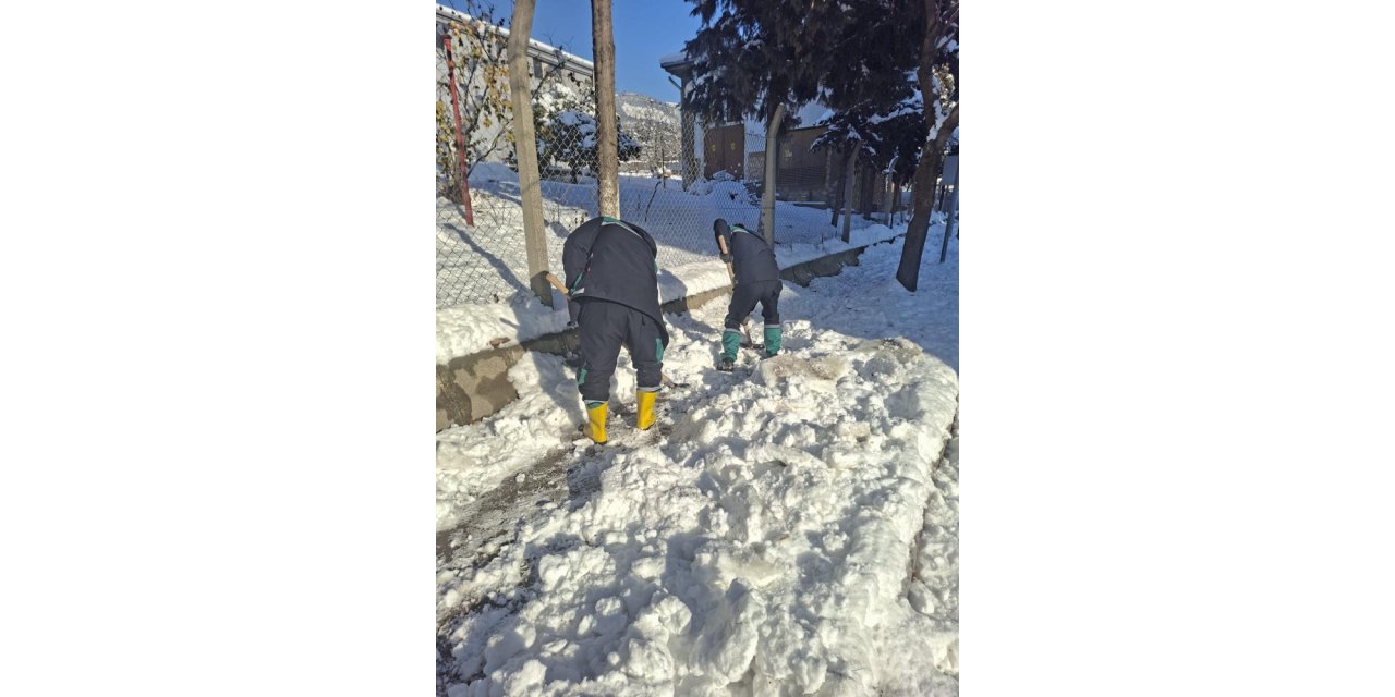 Onikişubat’ta kar mesaisi: Tüm ekipler sahada, çalışmalar aralıksız sürüyor