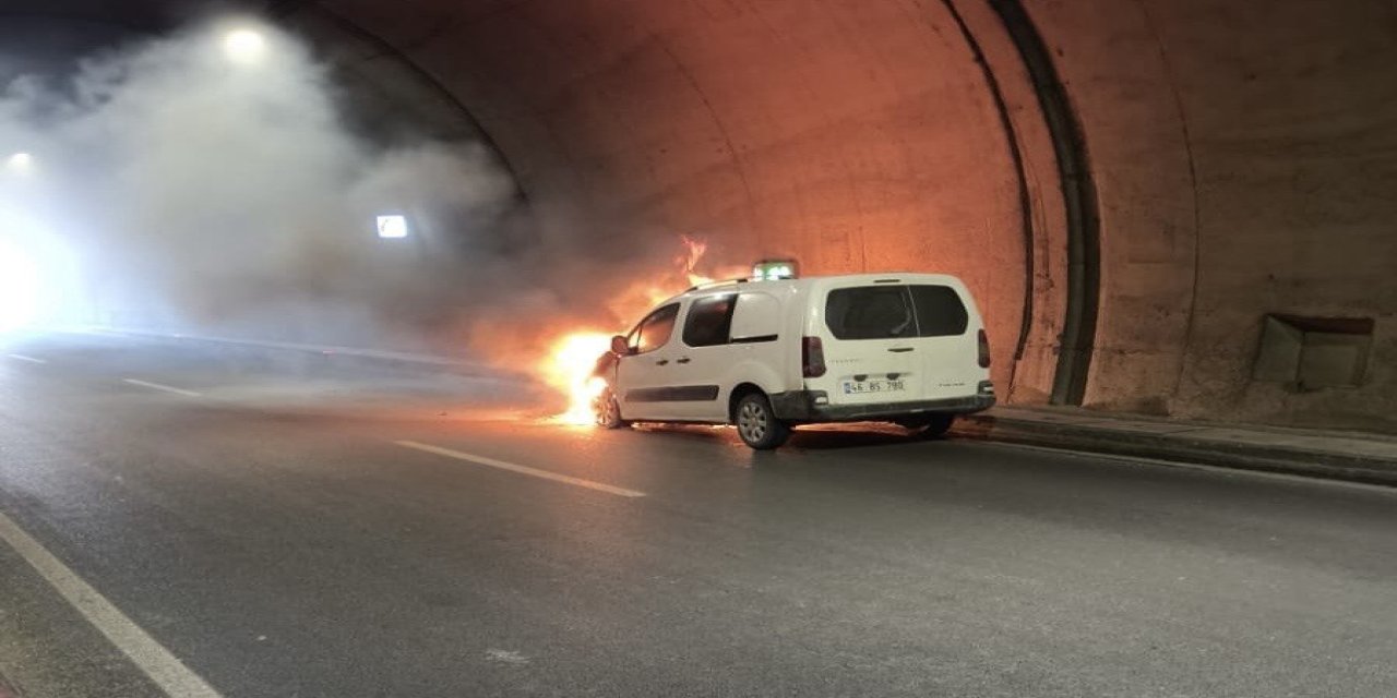 Kahramanmaraş’ta araç seyir halinde alev topuna döndü 