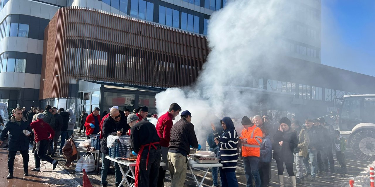 HG Hospital’da Yüzlerce Kişiye Sucuk Ekmek İkramı