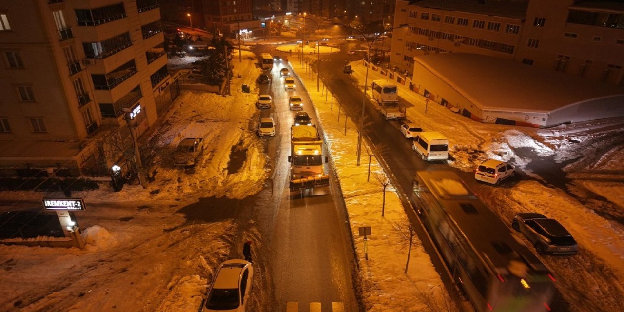 Arterlerde Buzlanmanın Önüne Geçmek İçin Çalışmalar Durmaksızın Sürüyor