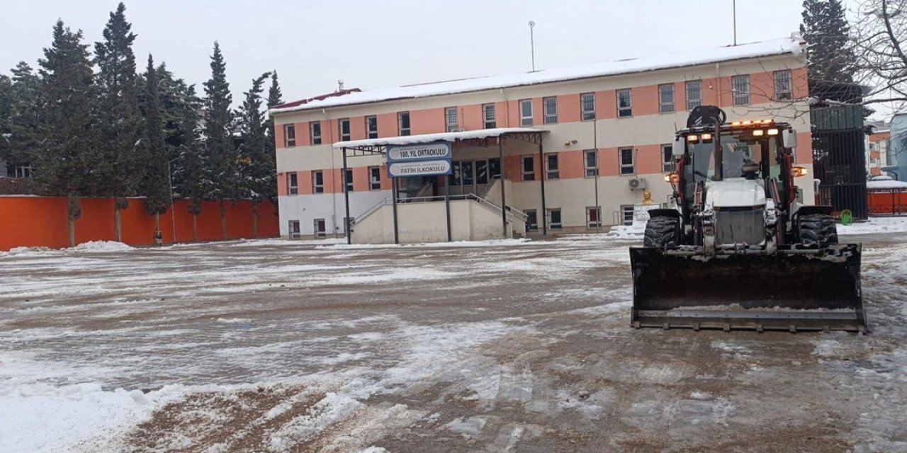 Okul Çevrelerinde Yoğun Kış Mesaisi