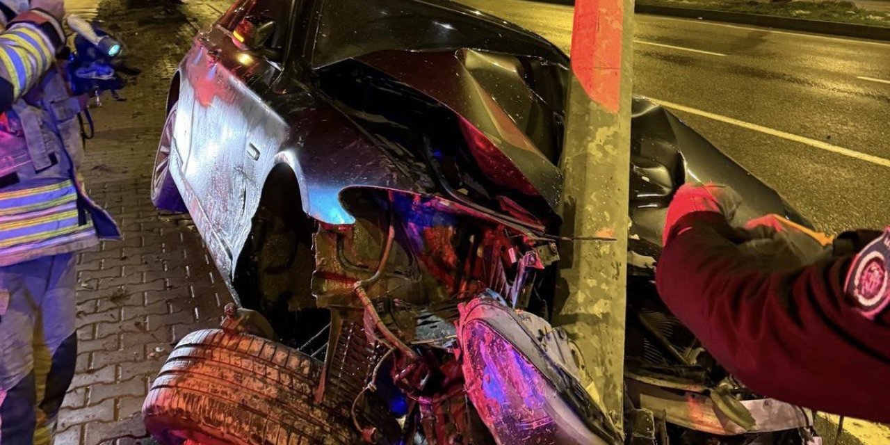 Kahramanmaraş’ta otomobil aydınlatma direğine ok gibi saplandı 