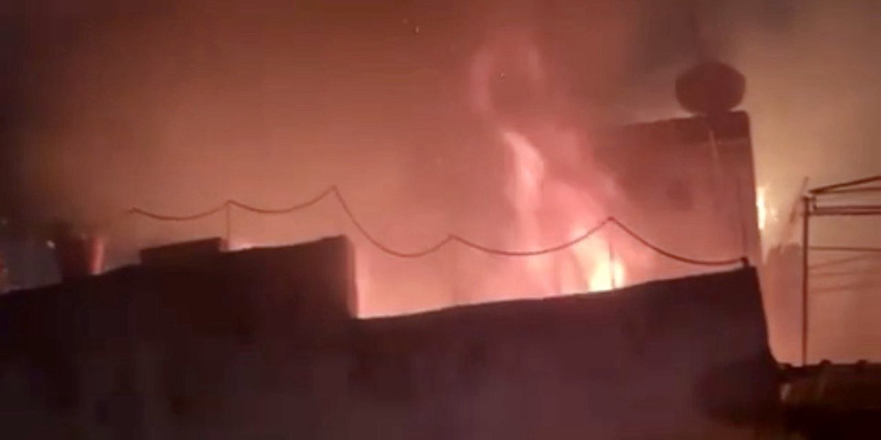 Kahramanmaraş’ta ahşap evde çıkan yangın geceyi gündüze çevirdi