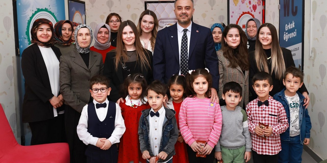 Başkan Toptaş’a karne programında miniklerden doğum günü sürprizi