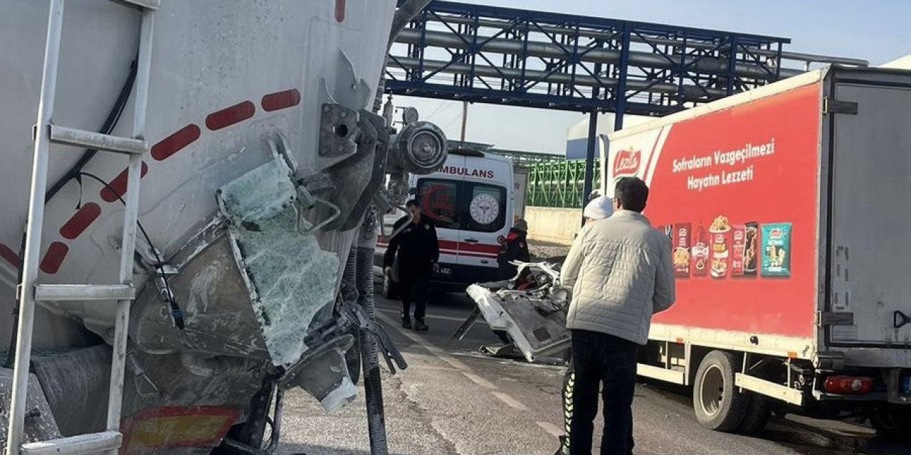 Kahramanmaraş’ta yakıt tankeri ile kamyonet çarpıştı: 1’i ağır 2 yaralı 