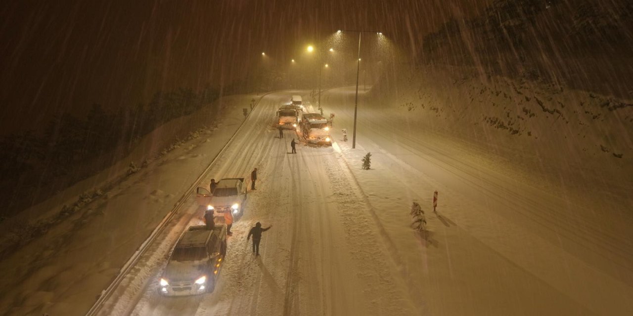 Büyükşehir'den Gece Boyunca Kar Mesaisi