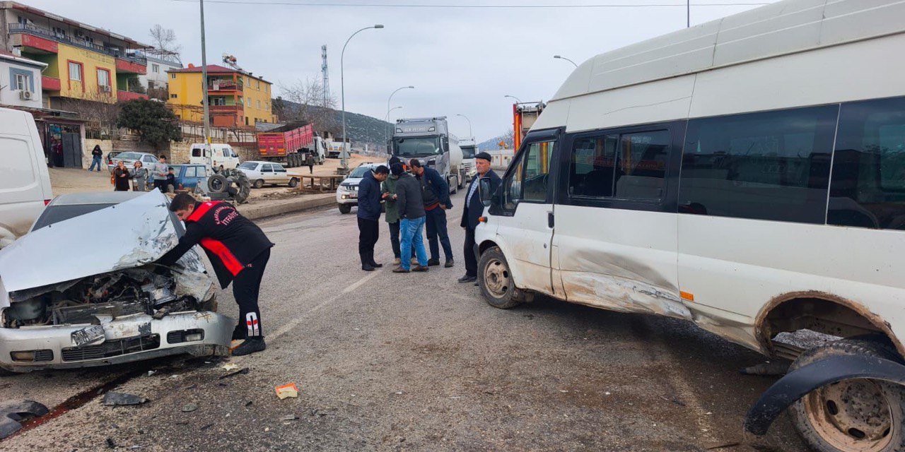 Kahramanmaraş’ta Servis Aracı ile Otomobil Çarpıştı: 2 yaralı 