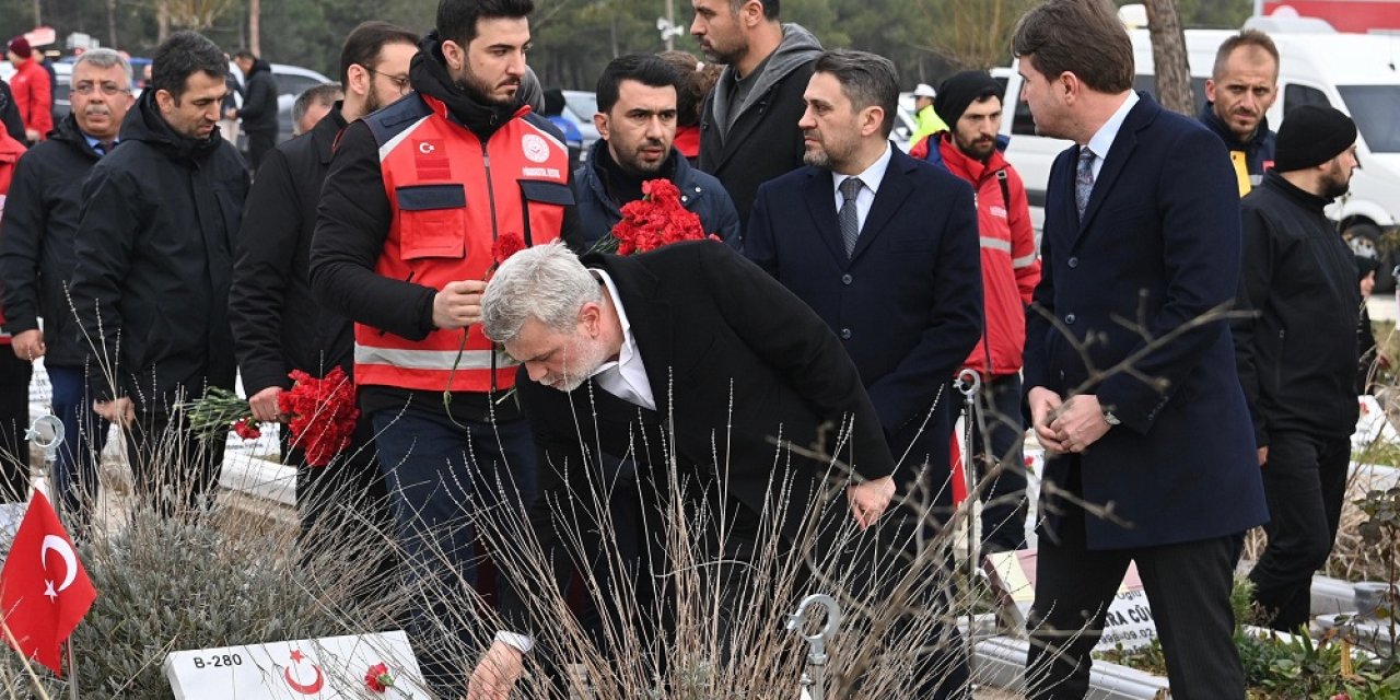 Deprem Şehitleri Kabri Başında Dualarla Yad Edildi