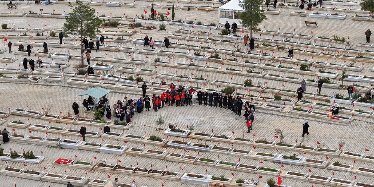 Deprem Şehitliğinde Vefa Nöbeti!