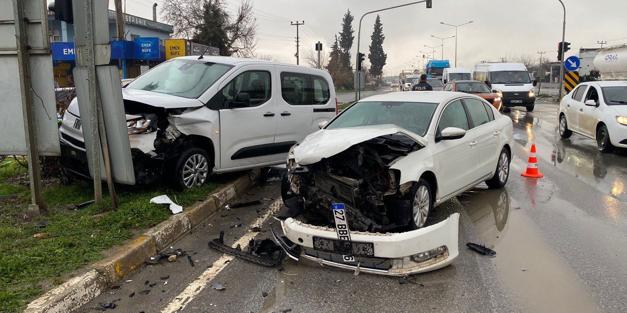 Kahramanmaraş’ta hafif ticari araç ile otomobil çarpıştı: 5 yaralı 