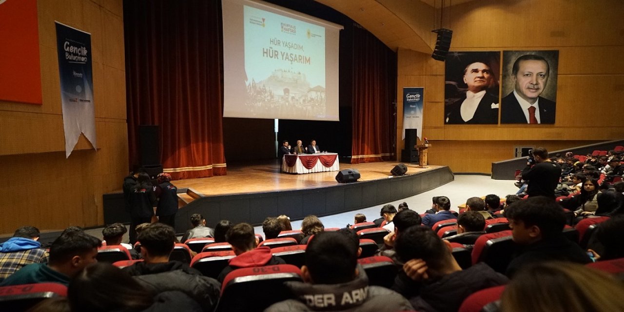 “Hür Yaşadım, Hür Yaşarım” Konferansı Gençleri Millî Mücadele Ruhu ile Buluşturdu