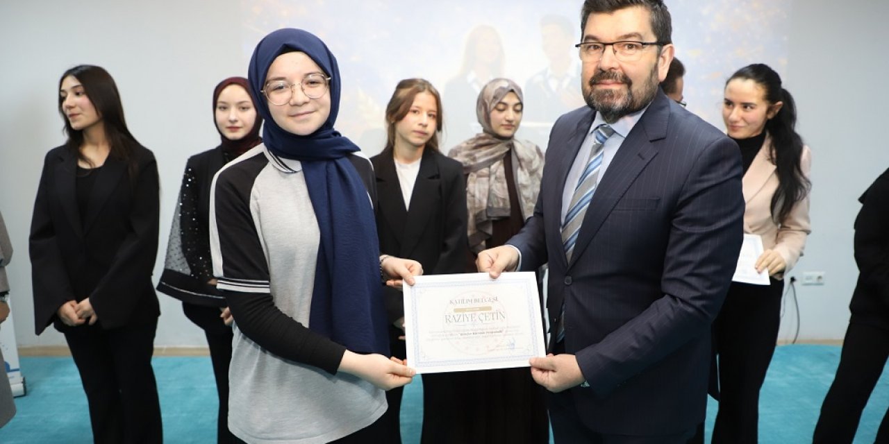 'Gençler Kürsüde' Dulkadiroğlu İlçe Finali Büyük Heyecana Sahne Oldu