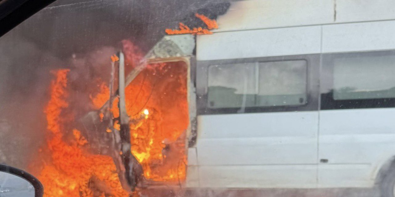Kahramanmaraş’ta seyir halindeki minibüs alev topuna döndü 