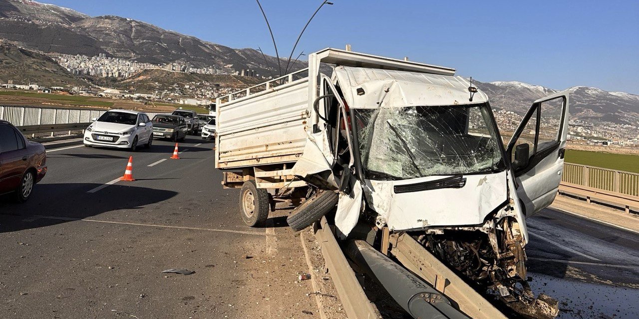 Kahramanmaraş’ta kamyonet bariyere ok gibi saplandı 