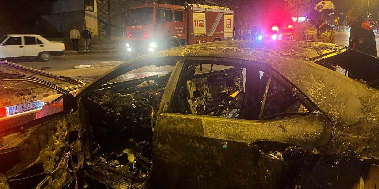 Polisin ‘Dur’ ihtarından kaçan otomobil kaza sonrası alev topuna döndü 