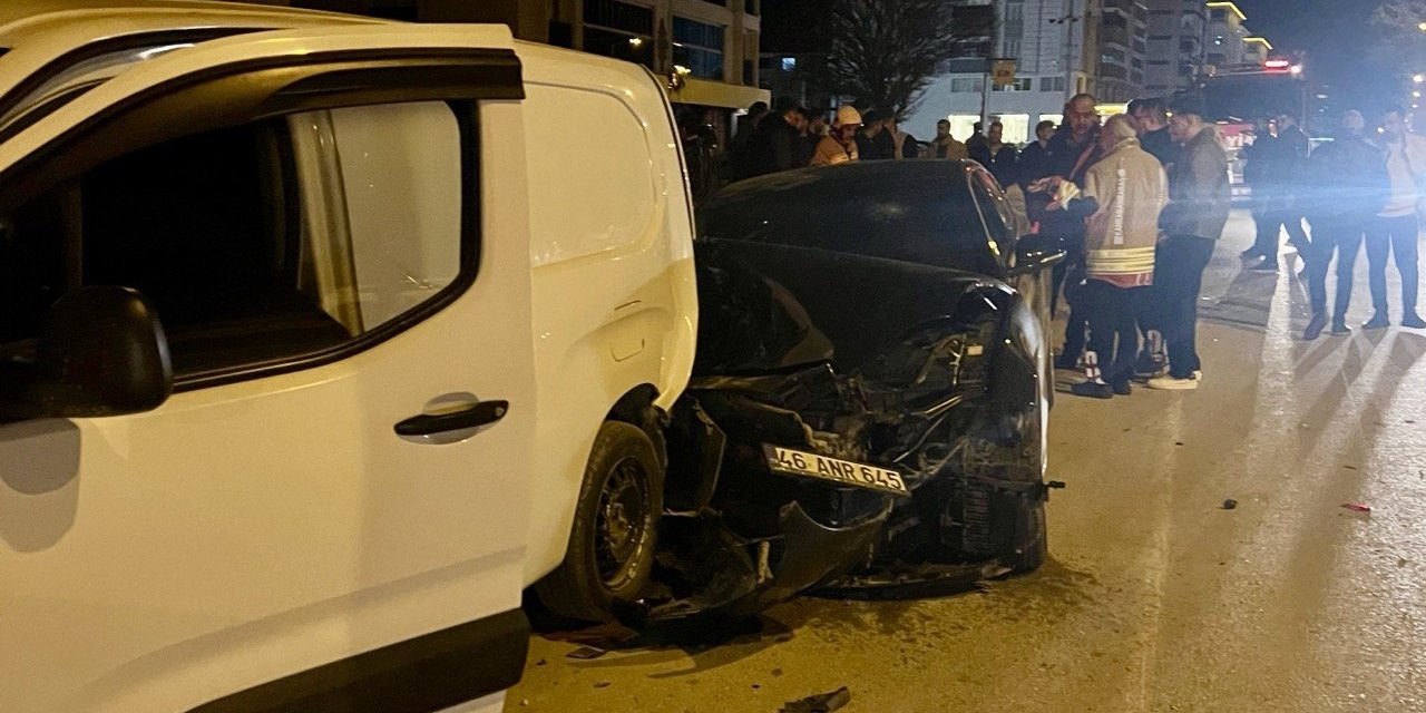 Afşin’de Otomobil Park Halindeki 4 Araca Çarptı: 1 Yaralı