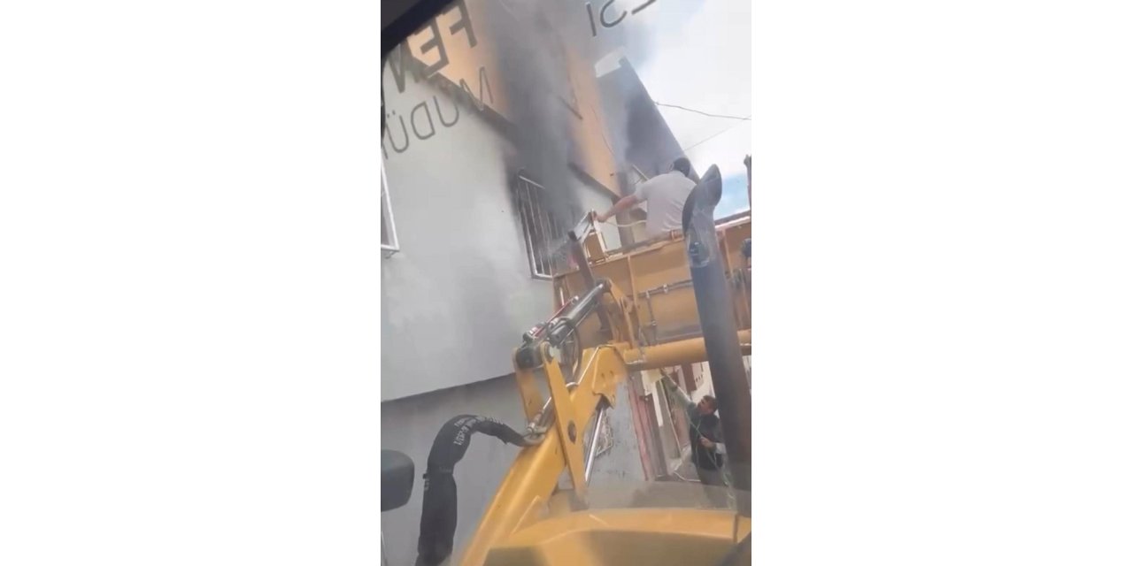 Onikişubat Belediyesi personelinden ev yangınına örnek müdahale