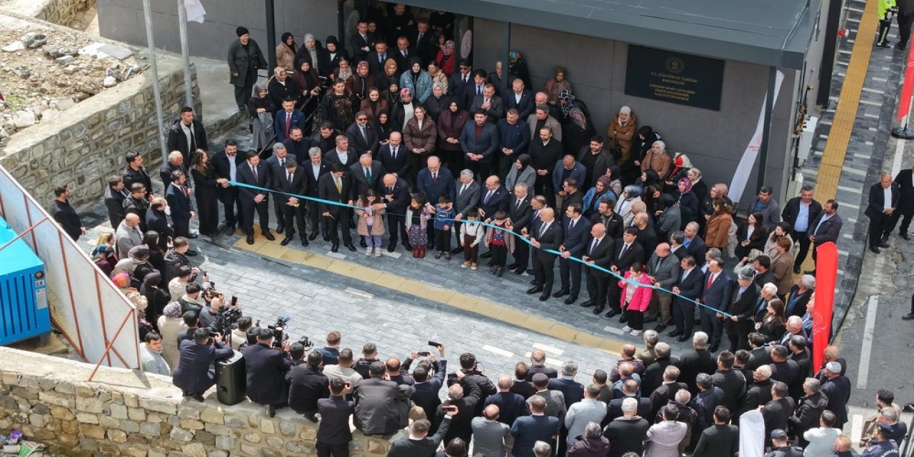 Andırın Şehit Astsubay Ömer Halisdemir İlçe Halk Kütüphanesi Hizmete Açıldı