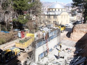 Onikişubat İlkokulunun Çöken İstinat Duvarı Belediye Ekiplerince Tekrar Yapılıyor