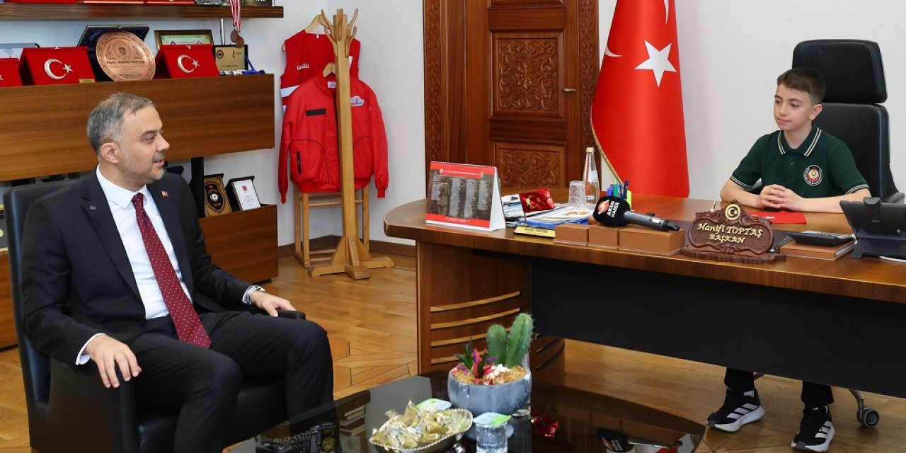 Başkan Hanifi Toptaş, 23 Nisan’da koltuğunu minik Halil Sami’ye devretti