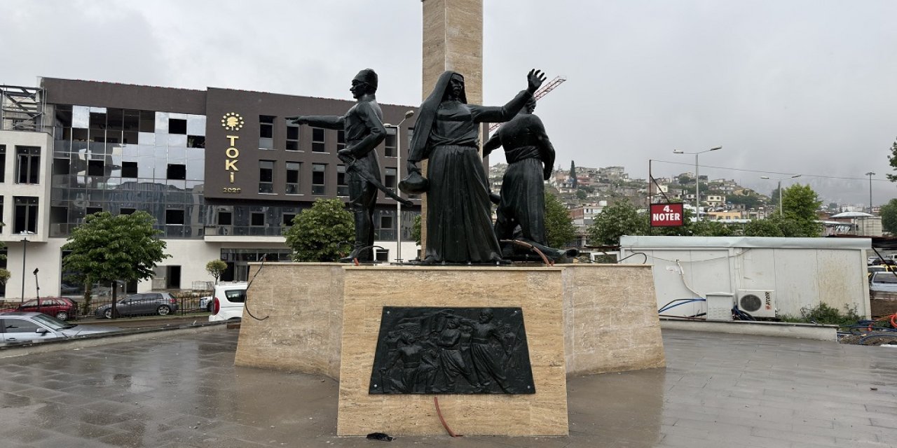 Kıbrıs Meydanı’ndaki Anıt Yeniden Ait Olduğu Yerde…