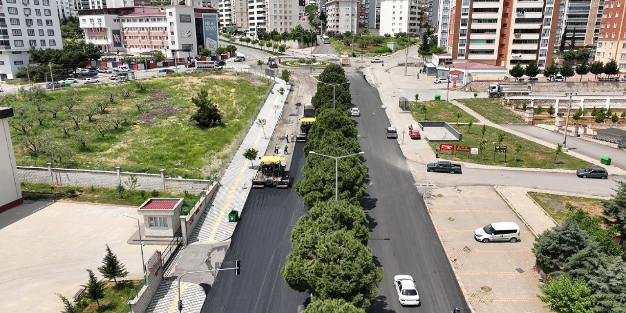 Ahır Dağı Caddesi’nde Asfalt Mesaisi Sürüyor