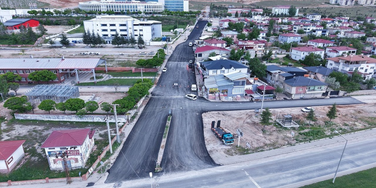 Elbistan Devlet Hastanesi Yolu Sıcak Asfaltla Kaplanıyor