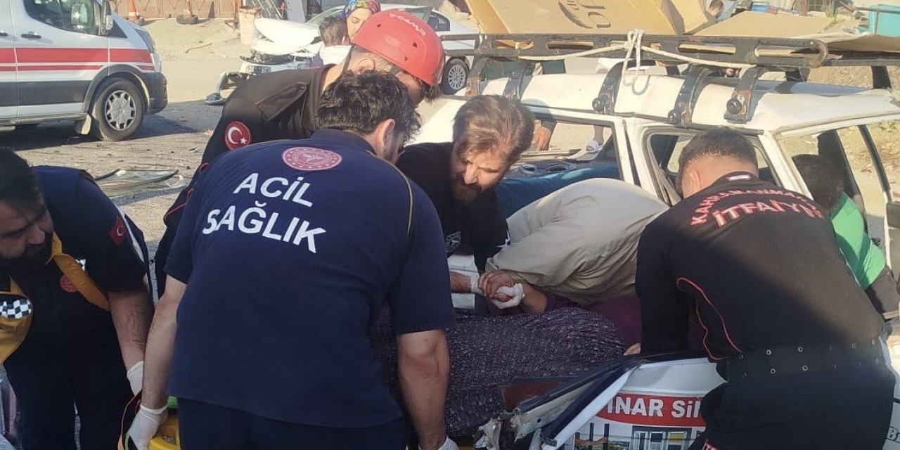 Kahramanmaraş’ta iki otomobil çarpıştı: 3 yaralı