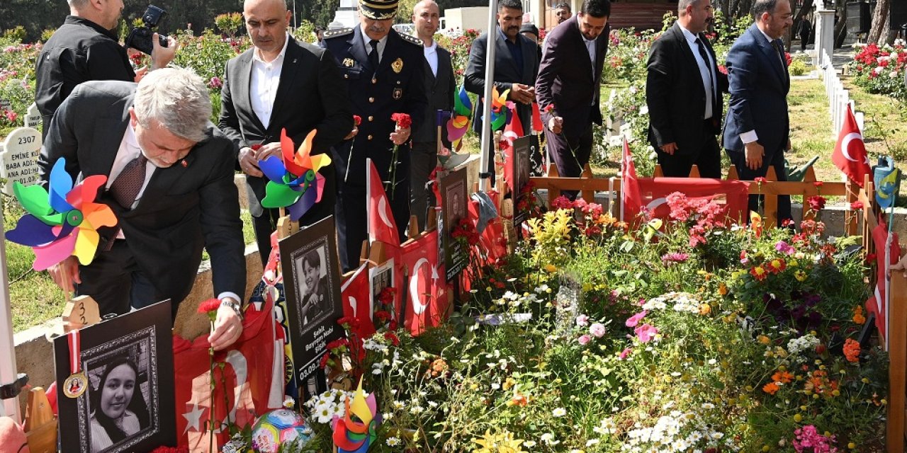 Aziz Şehitler ve Hayatını Kaybeden Öğrenciler Kabri Başında Dualarla Anıldı
