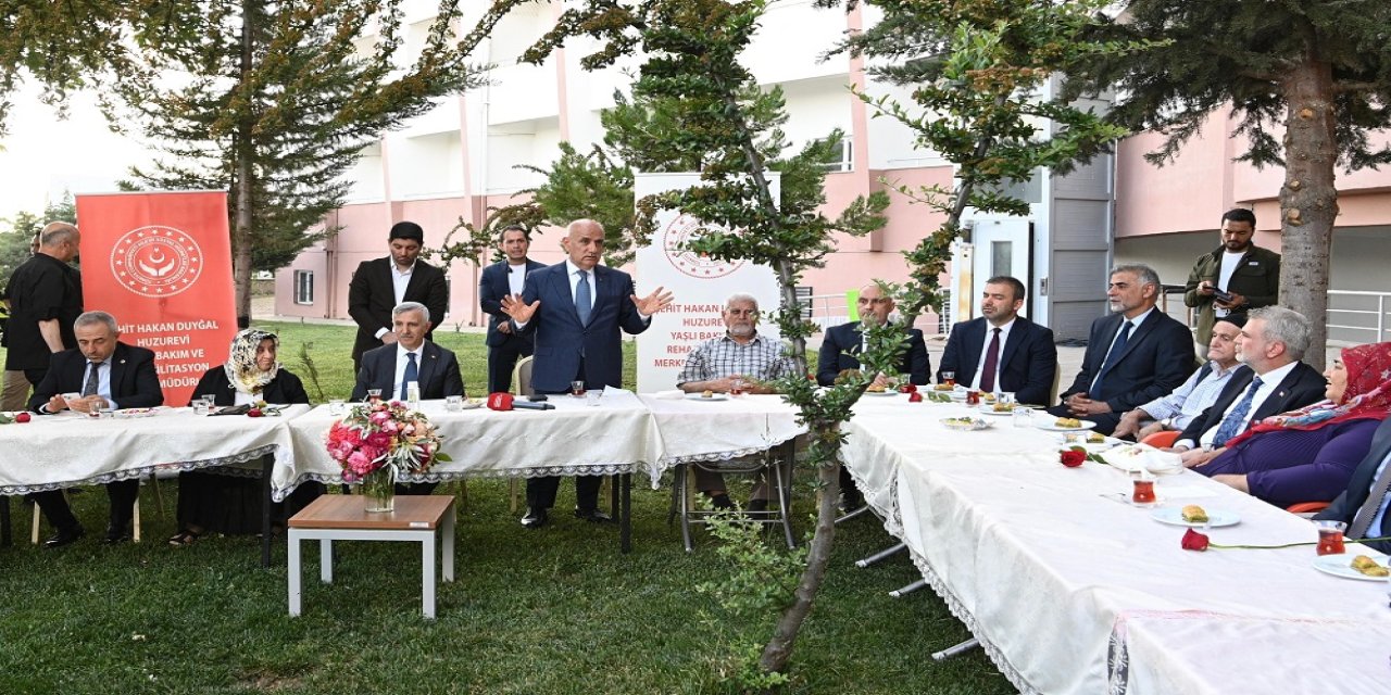 Bayram Coşkusu Şehrin Ulu Çınarlarıyla Paylaşıldı…
