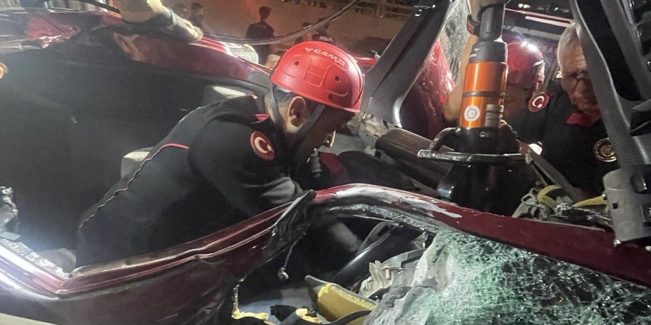 Kahramanmaraş’ta Feci Kaza: Otomobil Direğe Çarptı, 1’i Ağır 2 Yaralı