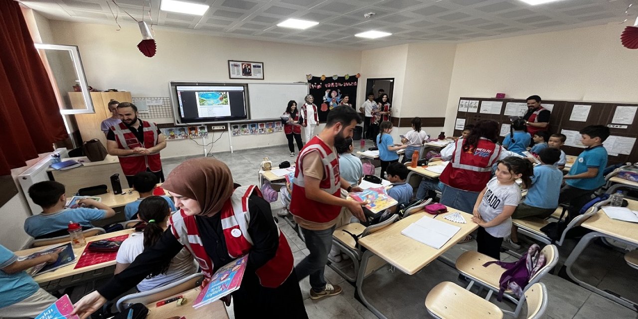 Gençlik Meclisi Çocukların Neşesine Neşe Kattı