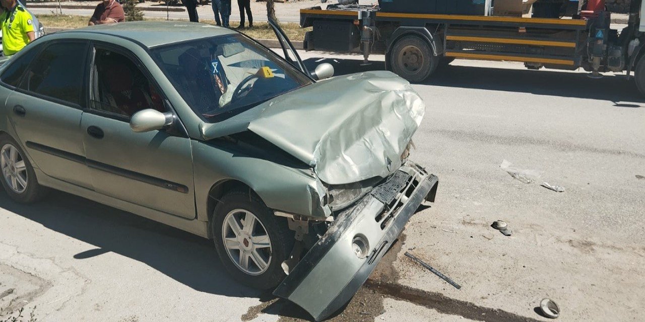 Kahramanmaraş’ta halk otobüsüne çarpan otomobil sürücüsü hayatını kaybetti