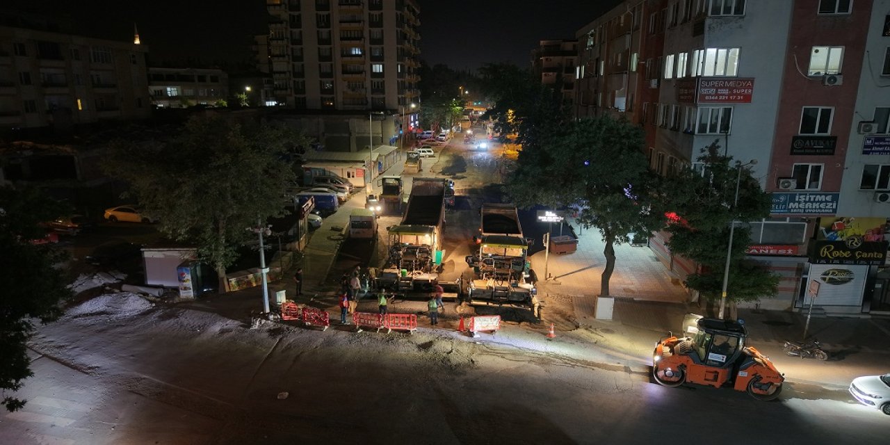 Asfalt Mesaisini Gece Gündüz Kesintisiz Sürdürüyor