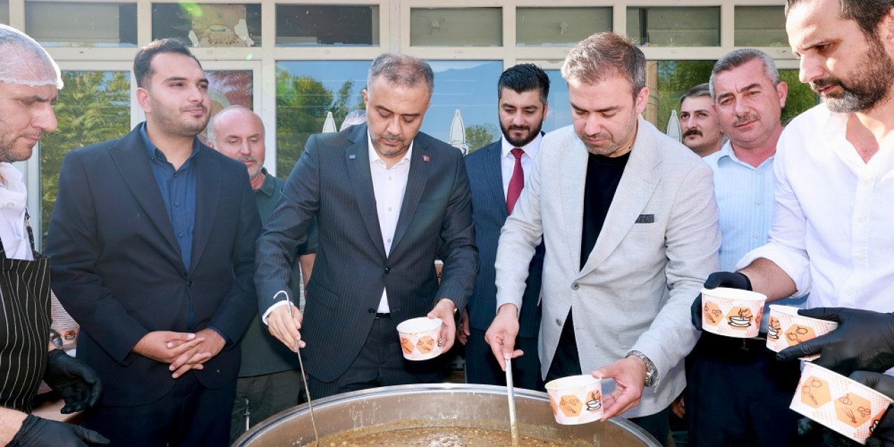 Başkan Toptaş önce aşure dağıttı, sonra vatandaşların sorularını yanıtladı