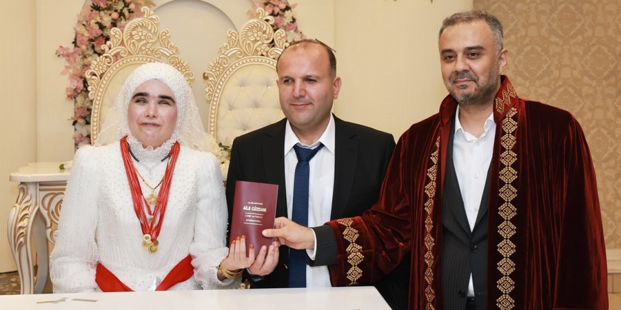 Doğuştan görme engelli iki öğretmen hayatlarını birleştirdi