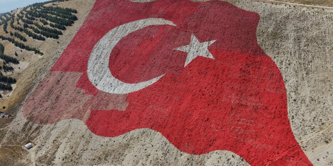 Dünyanın en büyük Türk Bayrağı, yeniden ilk günkü görkemine kavuştu