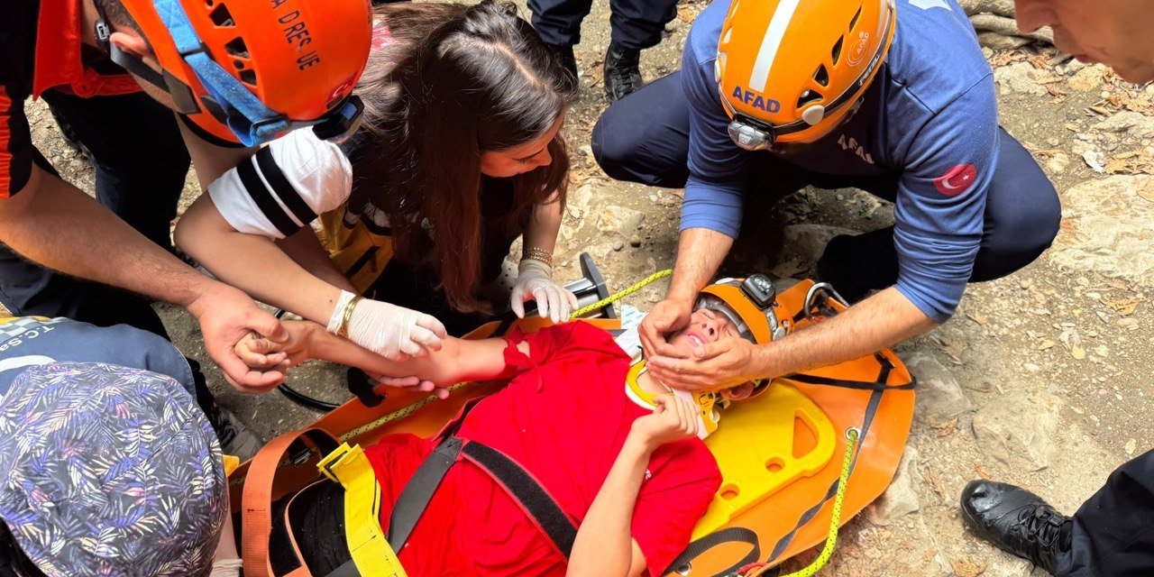 Kahramanmaraş’ta mağarada mahsur kalan 14 yaşındaki çocuk kurtarıldı